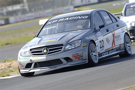 Selv om hans Mercedes først rullede for egen kraft i går fredag kunne Ronnie Bremer gennemføre tidtagningerne på FDM Jyllandsringen med omgange, der lå 2,5 sekunder fra de bedste